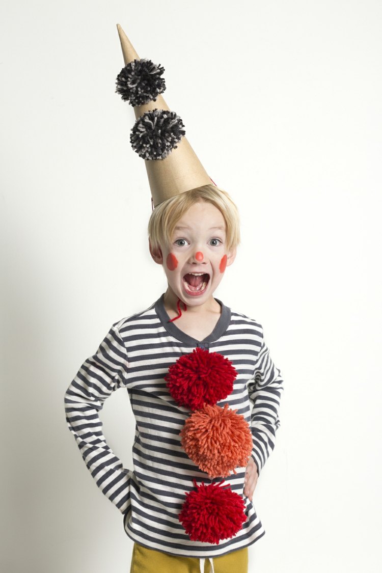clown kostüm idee mit kindern für karneval pompon partyhut