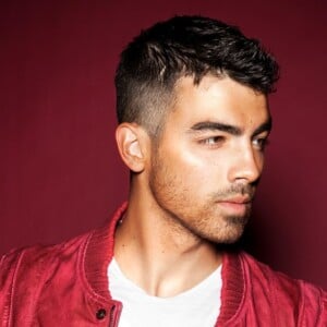 coole männerfrisuren promis joe jonas undercut