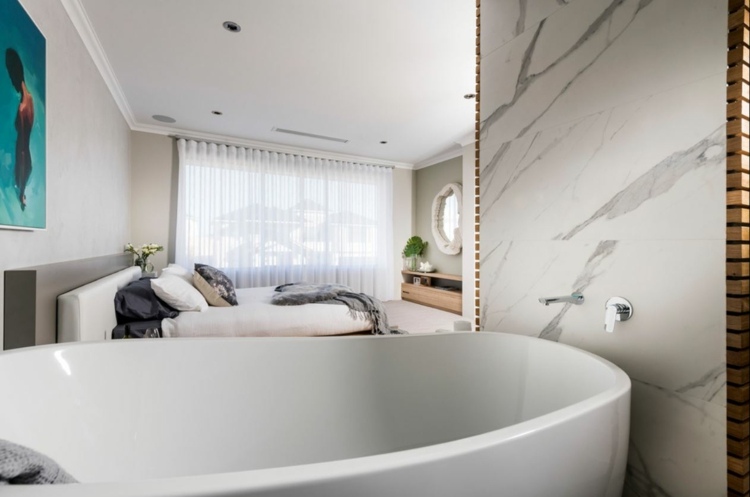 freistehende badewanne schlafzimmer grau beige farbgestaltung