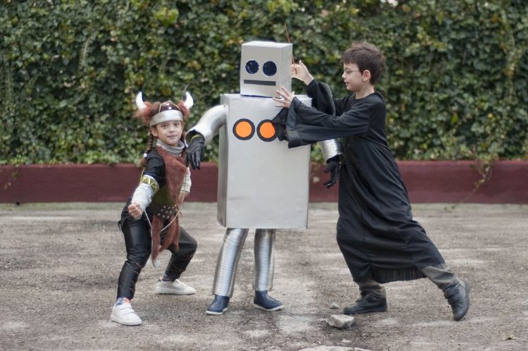 graues roboter kostüm karton idee zum selbermachen