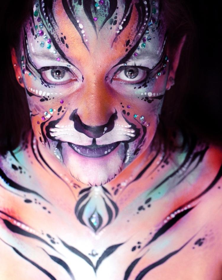 karneval als tiger schminken Erwachsene Strassteine bunt