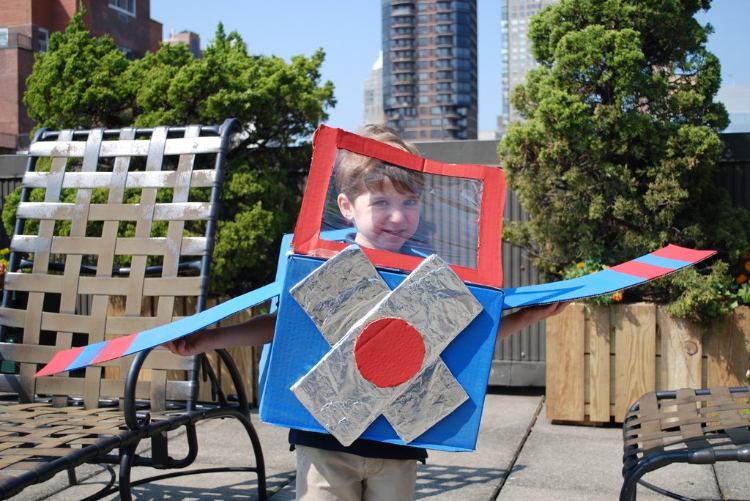 kleines flugzeug kostüm für kinder basteln karton