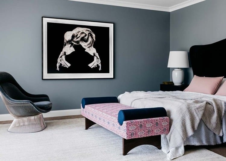 modernes Schlafzimmer graue Wandfarbe rosa Farbupfer Bettbank