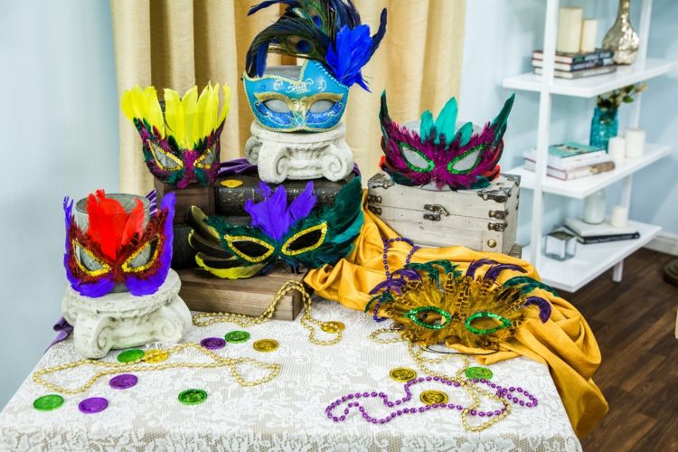 tischdeko zu fasching münzen federn masken karneval