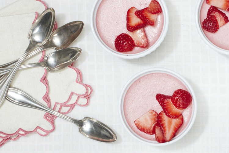 panna cotta zubereitung mit erdbeeren fruchtstückchen zum garnieren