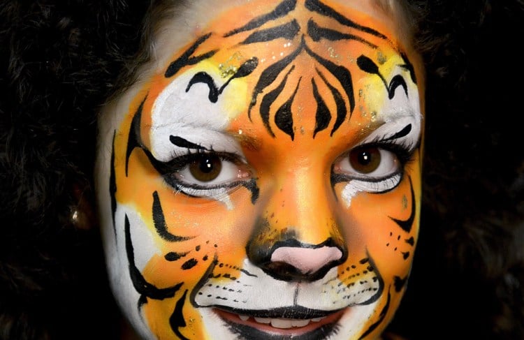 perfekt schminken tiger Gesicht Karneval