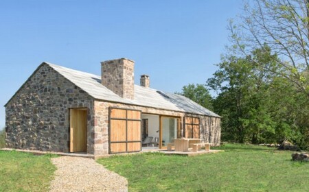 raue natursteinfassade ferienhaus spanien natur