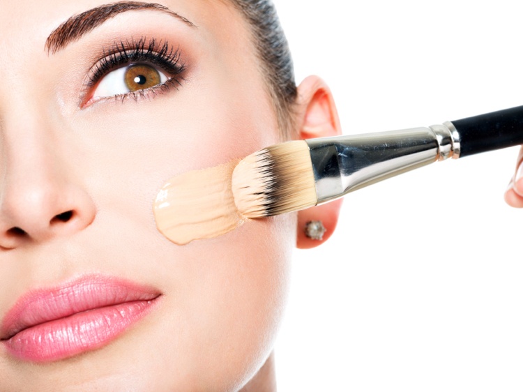 richtig konturieren anfänger schminken make-up auftragen verteilen verblenden