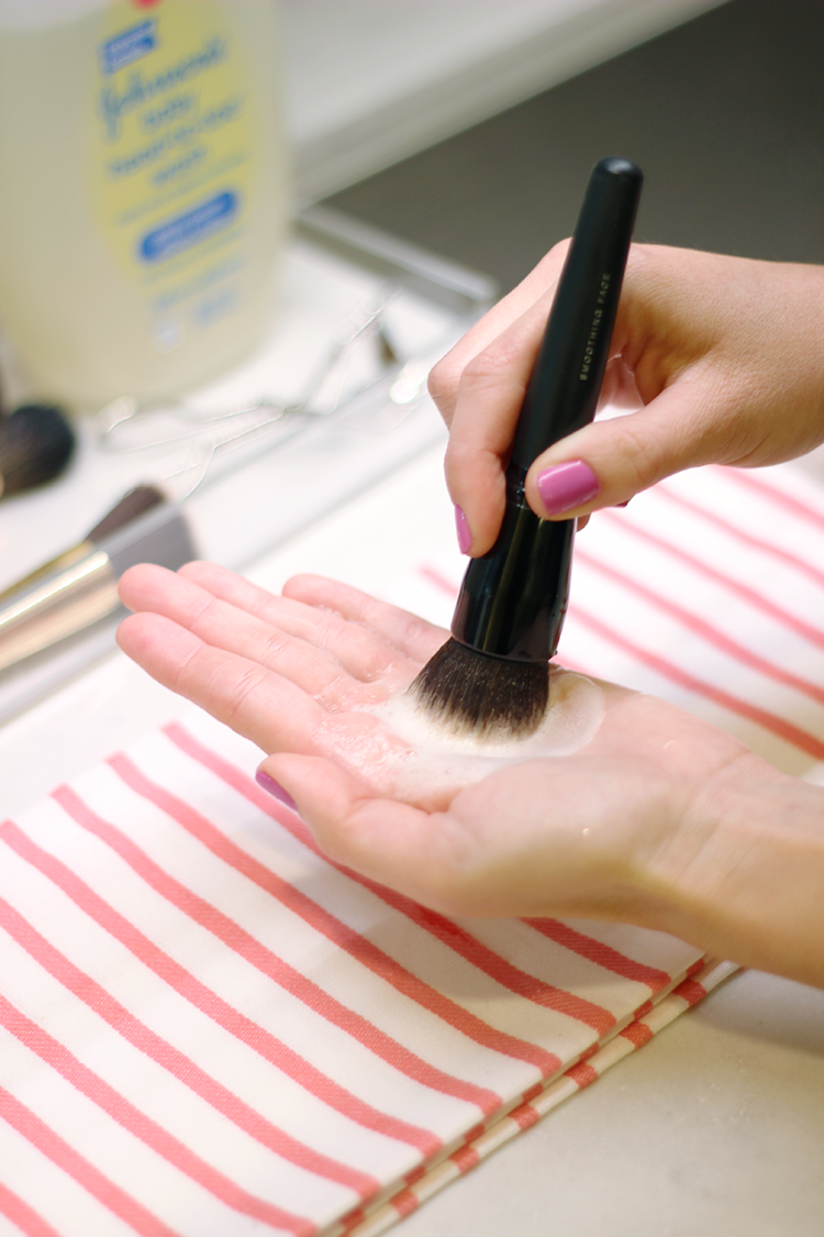 richtig konturieren anfänger schminken utensilien pinsel sauber machen