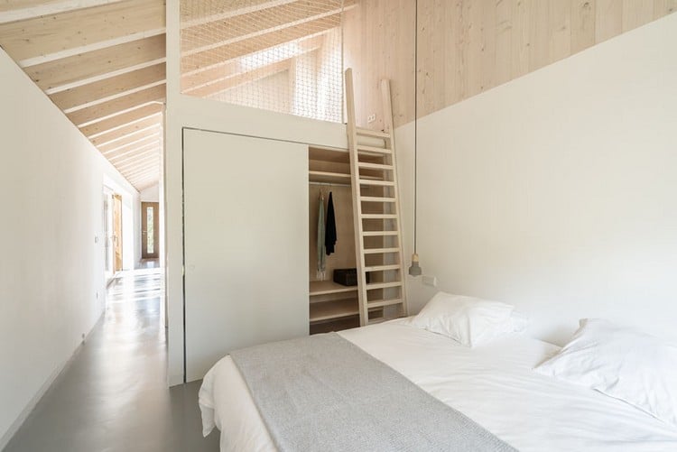 schlafzimmer design weiß minimalistisch dachbodenleiter