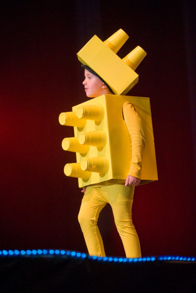selbstgemachtes lego kostüm gelbe bausteine