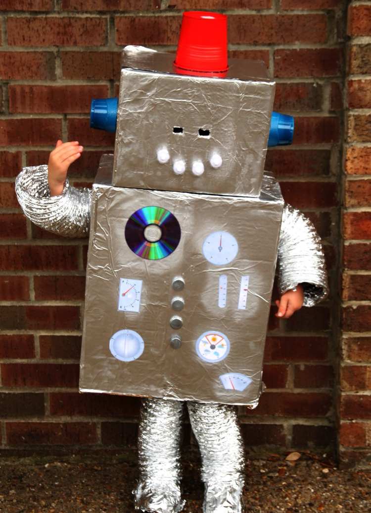 tolles roboter kostüm kind idee basteln