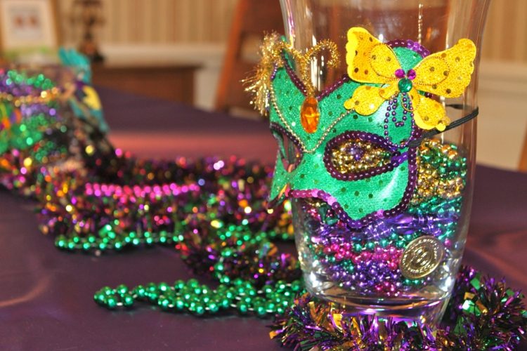 vase karneval tischdeko perlenketten schmetterling maske