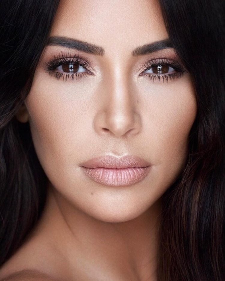 volle Lippen schminken Nude Farbe Kim Kardashian