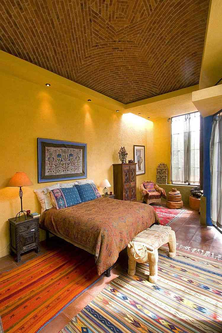 wandfarbe terracotta fliesen gelb mediterran schlafzimmer
