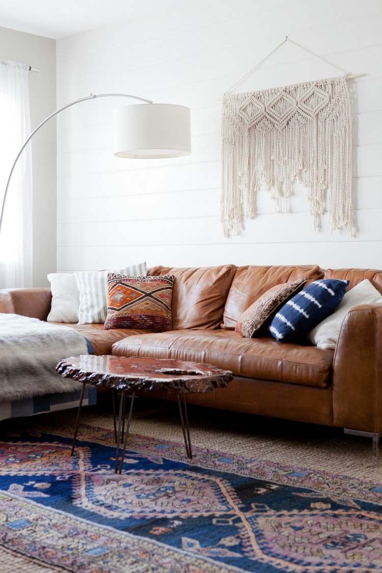 was passt zu braunem sofa weiße wand teppich holztisch