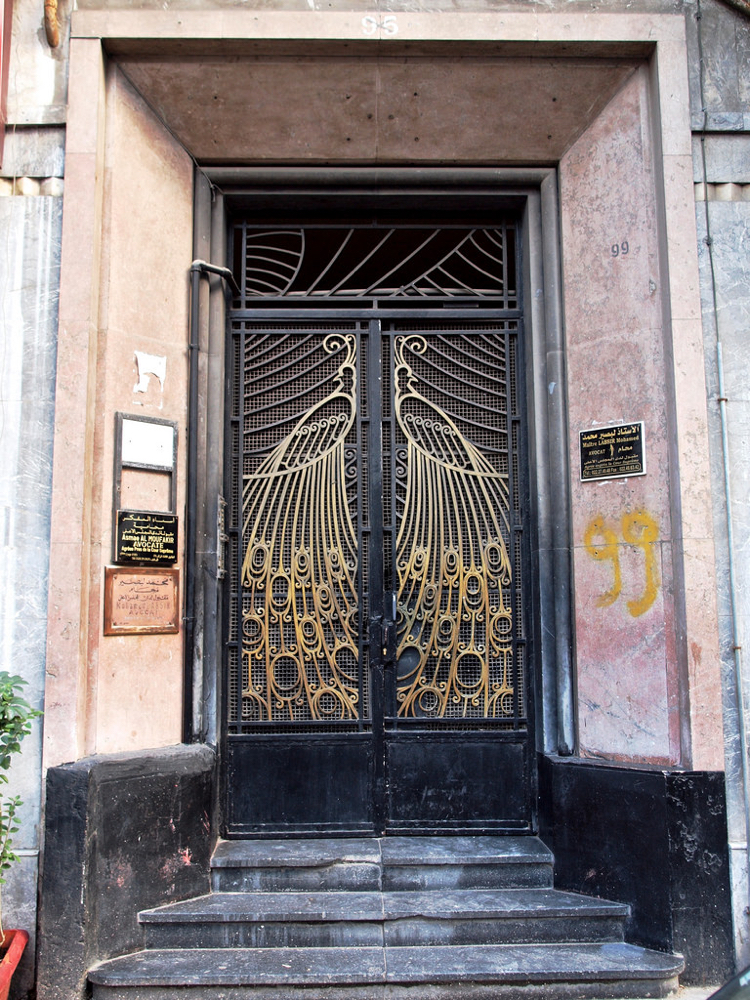 Antike Haustür zweiflügelig Metall Pfau Motive