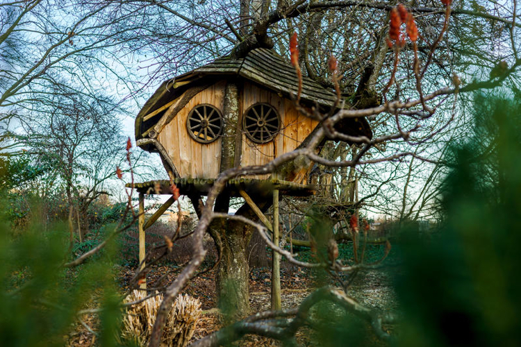 Baumhaus Holz Kinder Karrenräder Fenster