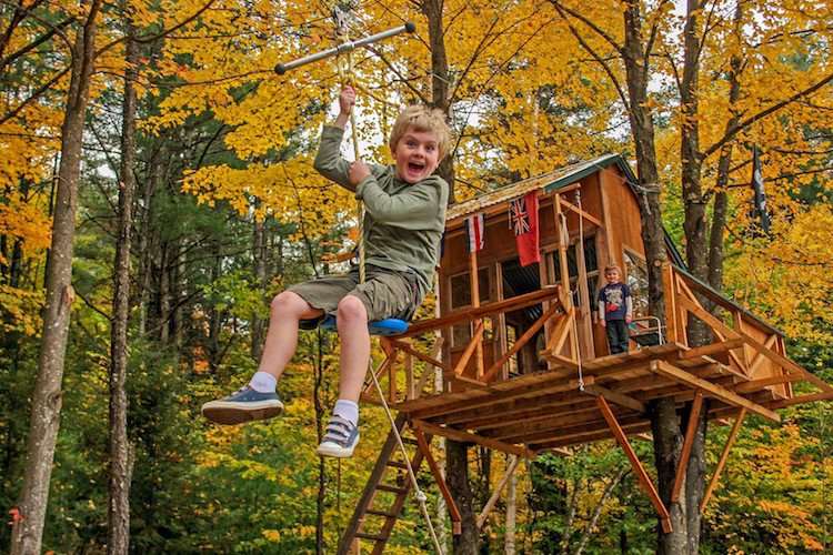 Baumhaus Holz Kinder spielen Herbst Wald
