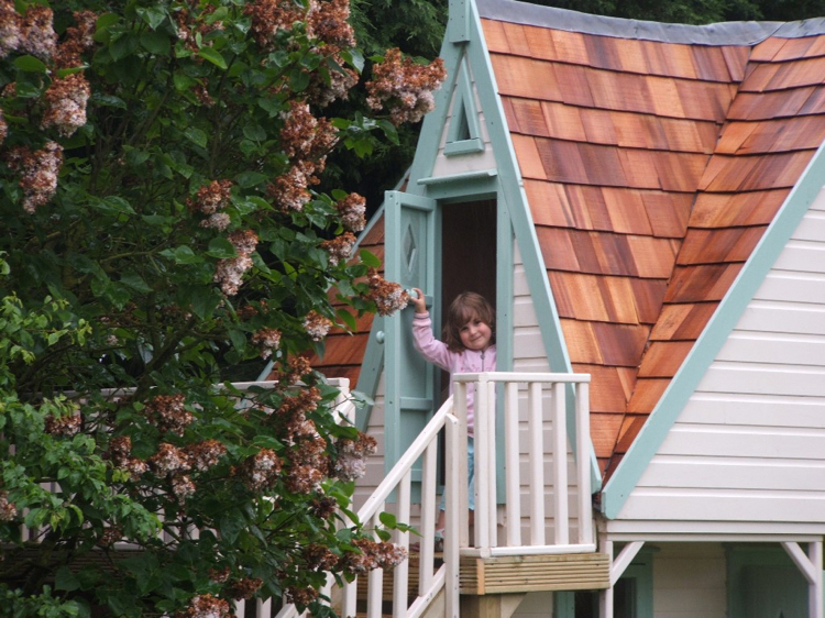 Baumhaus Kinder Holzschindeln Dach weiß minzgrün fassade