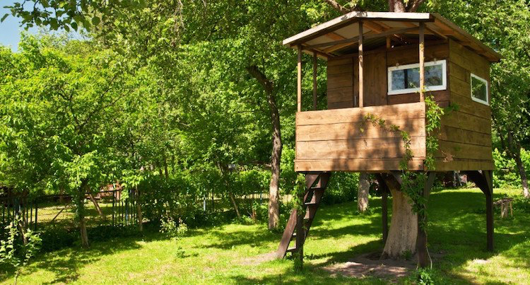 Baumhaus auf Stelzen Holz Terrasse Frühling