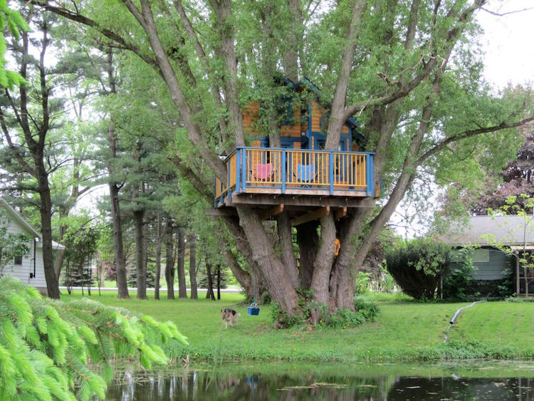 Baumhaus großer Baum Terrasse Klappstühle