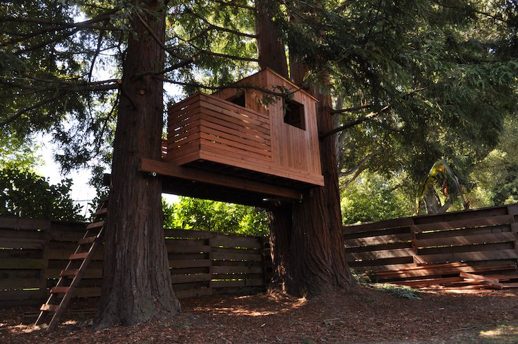 Baumhaus zwischen zwei Bäumen mitteldunkles Holz