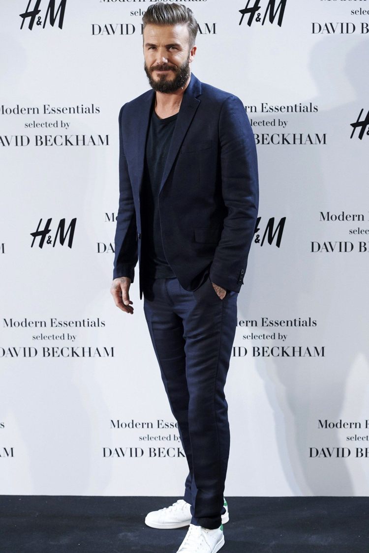Business Casual Herren weiße Sneaker schwarzes Outfit David Beckham