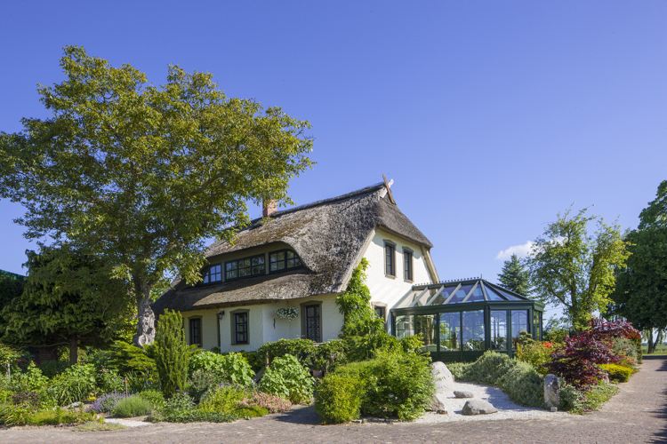 Einfamilienhaus mit Reetdach und Wintergarten