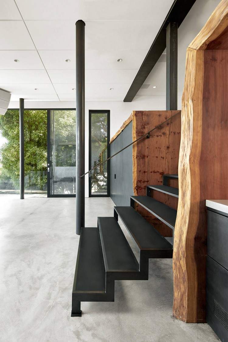 Elemente aus Massivholz Stahl minimalistisches Interieur