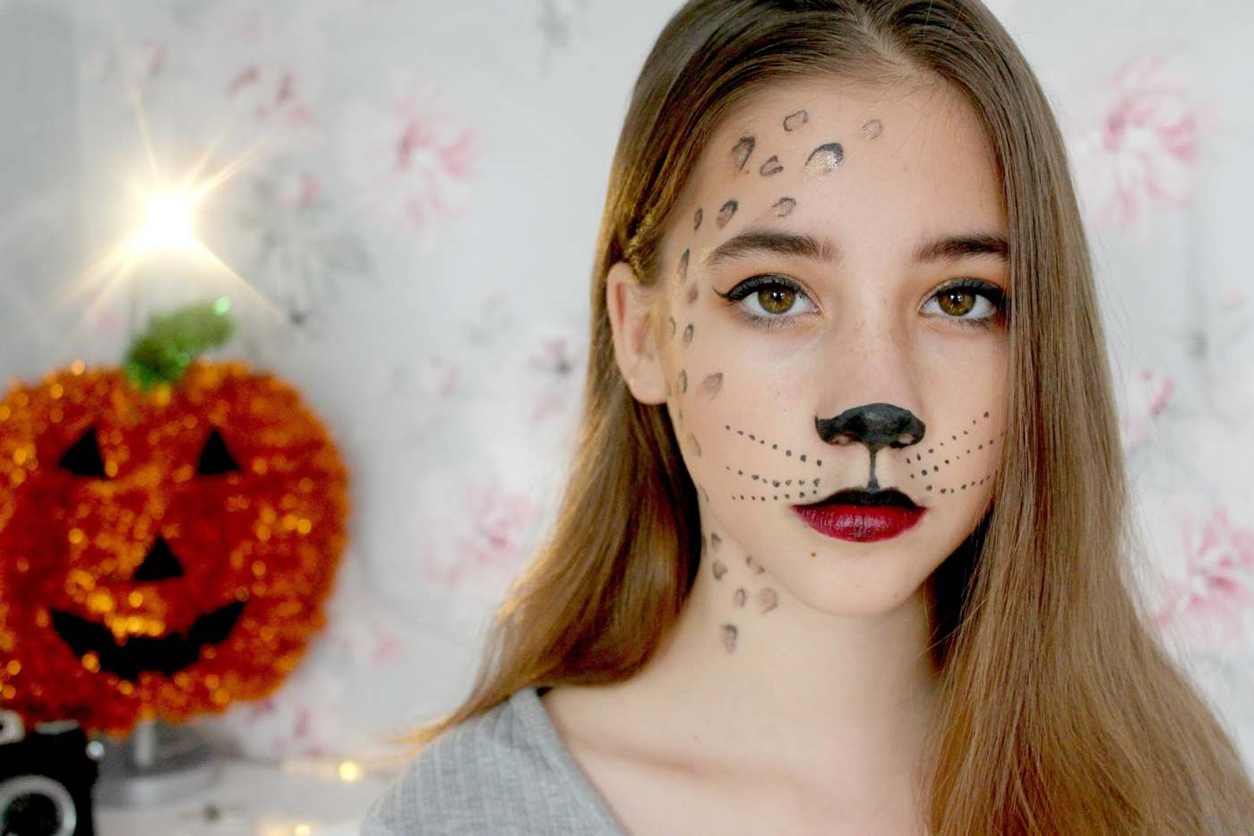 Gepard schminken Anleitung für Kinder im Schulalter einfaches Makeup für Mädchen