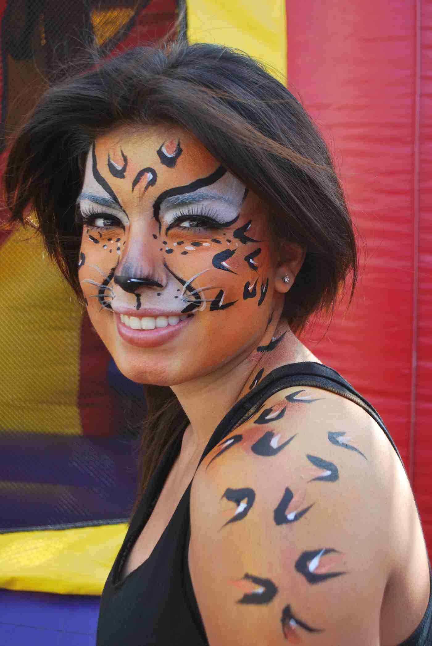 Gepard schminken Frau mit Gesicht und Körperschminke zum Halloween und zum Karneval