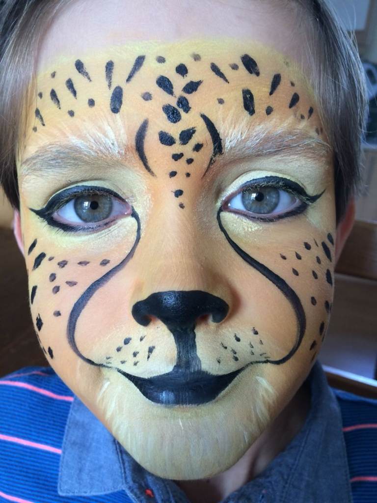 Gepard schminken Halloween Makeup Ideen für Kinder Junge mit geschminktem Gesicht