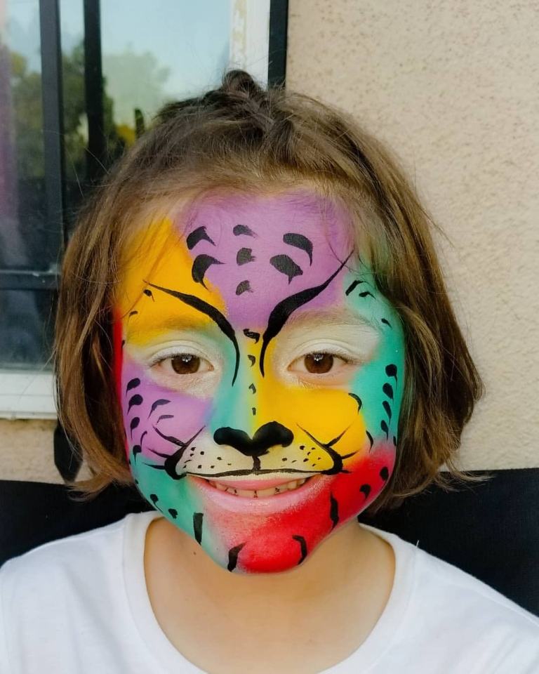 Gepard schminken Mädchen mit buntem Gesichtsschminke Makeup Ideen für Katze