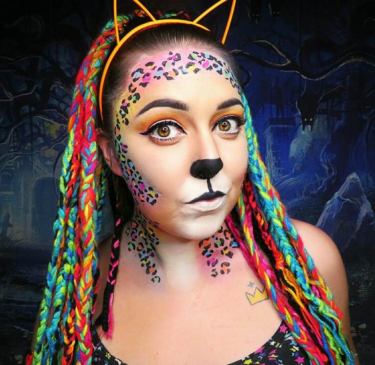 Gepard schminken Schminkideen für Frauen mit buntem Makeup in Neonfarben