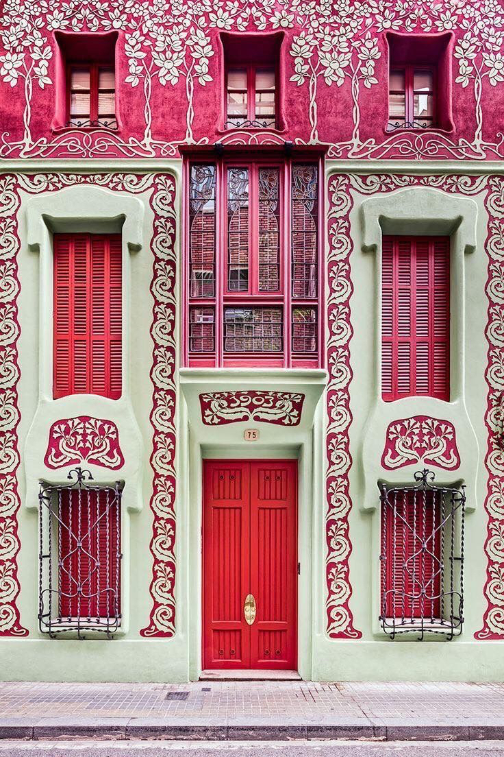 Hausfassade Jugendstil Ornamente rote Haustür