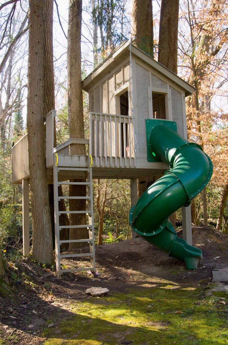 Holz Baumhaus mit Kunststoffrutsche grün