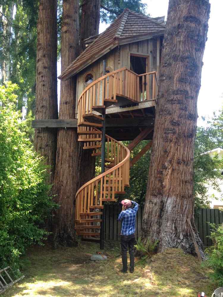 Luxus Baumhaus Wendeltreppe aus Holz