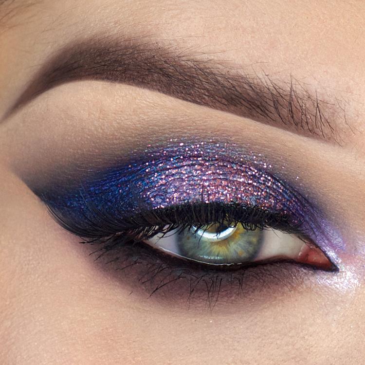 Make-up Trends 2018 Glitzer Lidschatten Lila Blau Smokey Eyes