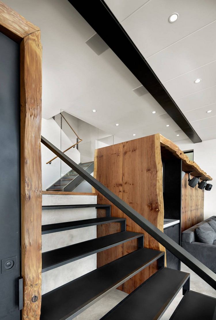 Massivholz Elemente Stahltreppe schwarz ohne Setzstufen