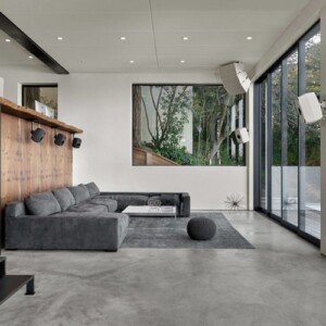 Massivholz Elemente im Wohnzimmer polierter Betonboden