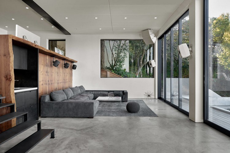 Massivholz-Elemente im Wohnzimmer polierter Betonboden
