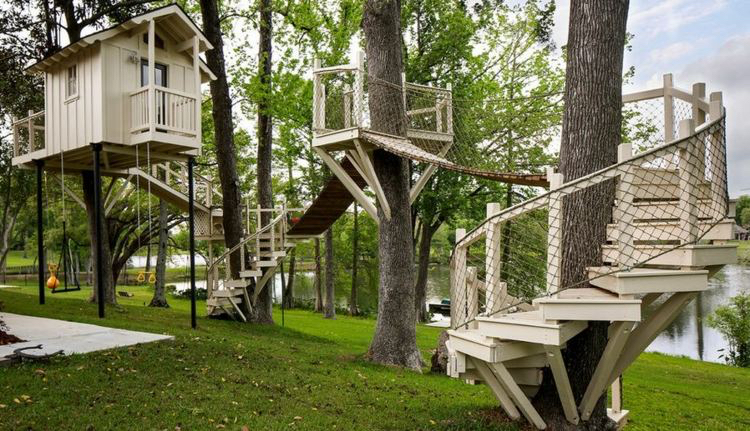 Spielplatz Kinder drei Bäume