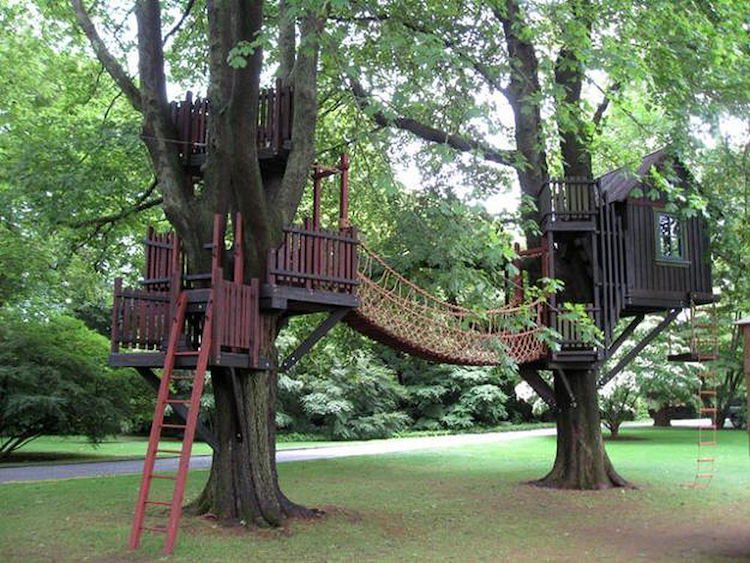 Spielturm Kinder Seilbrücke zwischen zwei Bäumen