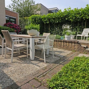 Terrasse gestalten Bodenbelag Pflastersteine moderne Gartenmöbel Sichtschutzhecke