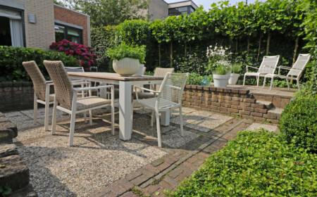 Terrasse gestalten Bodenbelag Pflastersteine moderne Gartenmöbel Sichtschutzhecke