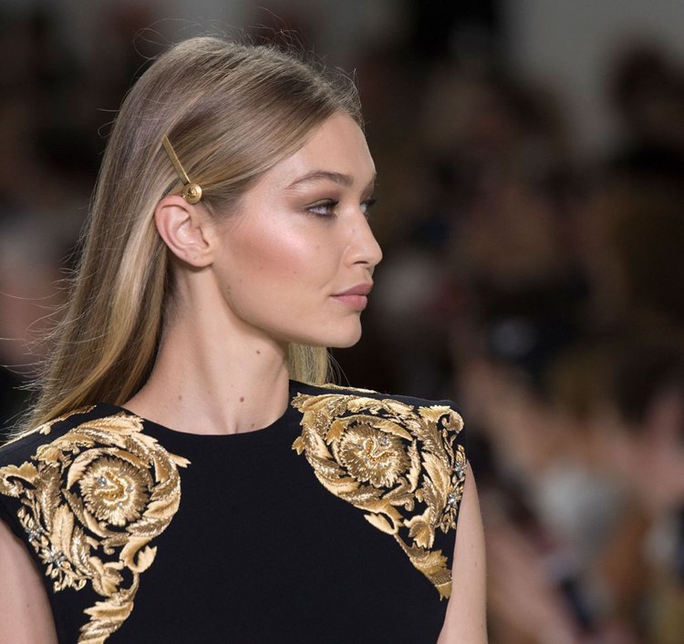 Versace Frühling Sommer 2018 Make-up Gigi Hadid Puder Wangen Rosegold