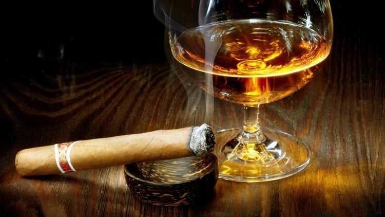 Zigarren rauchen in Kombination mit Whiskey