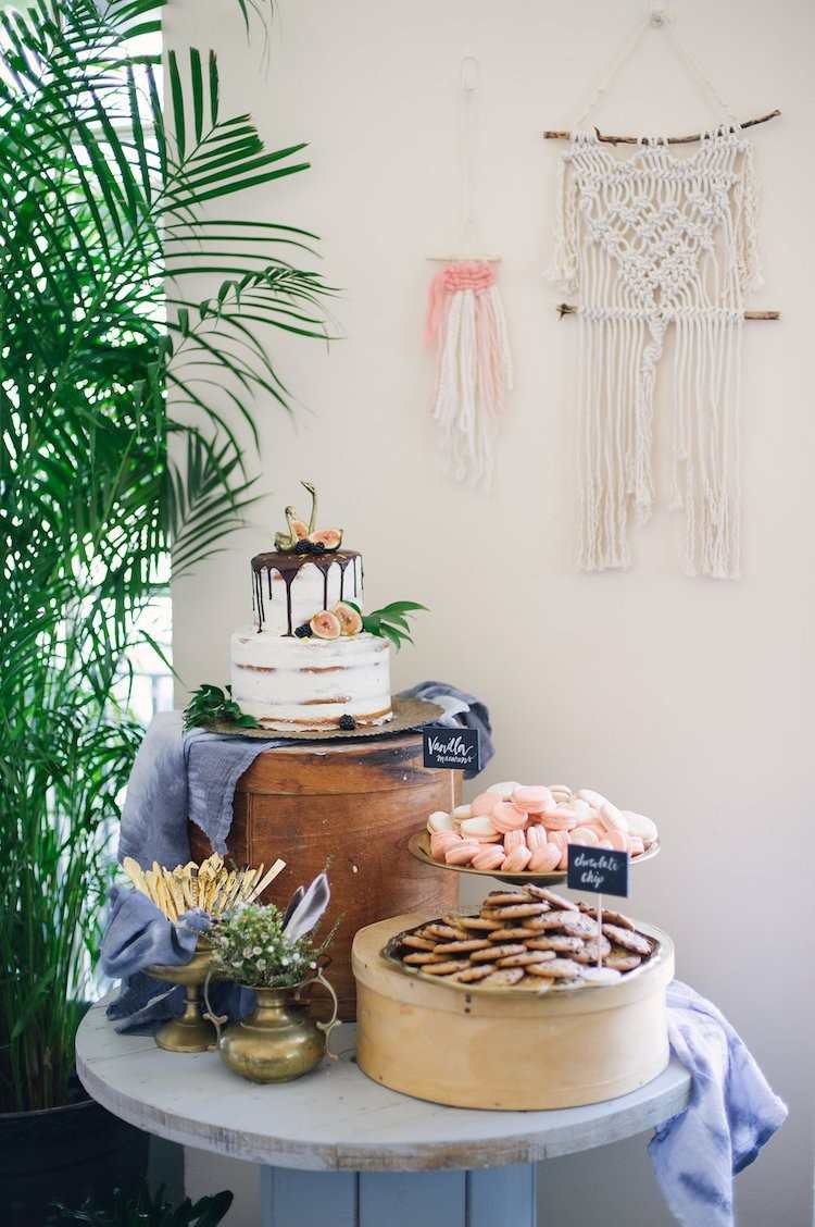 babyparty feiern boho stil tisch süßigkeiten torte wanddeko