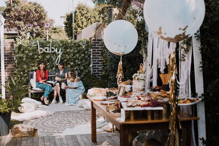 babyparty im garten deko ballons photobooth baby-zeichen